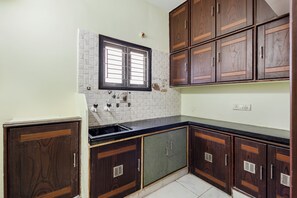 Classic Twin Room | Private kitchen - Oasis Guest Rooms (Pedakakani)