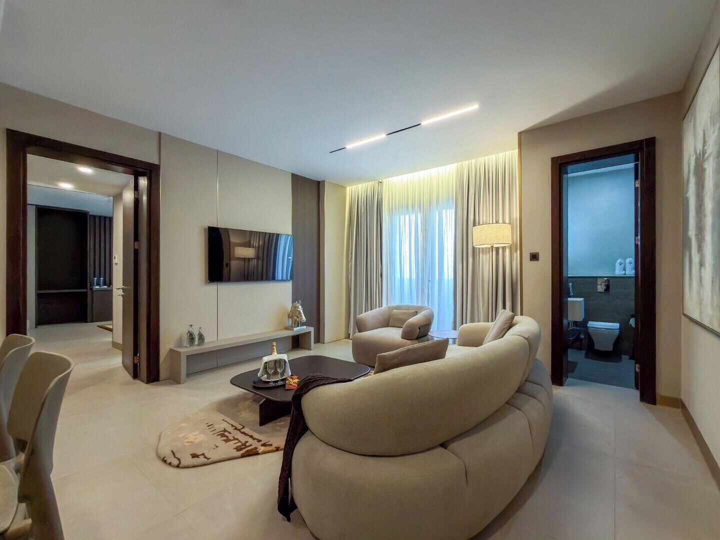 Executive appartement, balkon, uitzicht op zwembad | Woonruimte