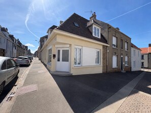 A residential street with houses, parked cars, and a clear sky. - Le cocon Portelois (Le Portel)