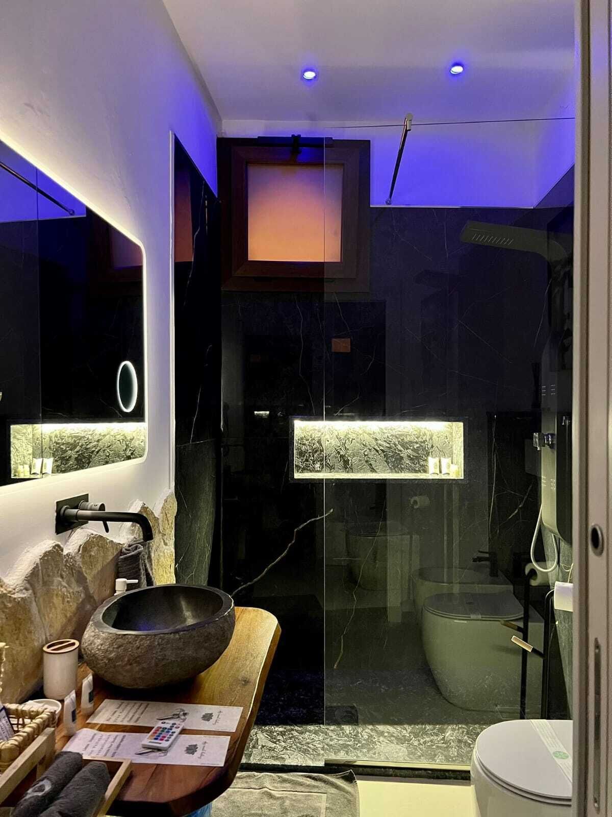 Douche, baignoire à jets, sèche-cheveux, bidet