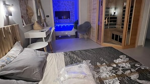 A bedroom with a bed, a desk, a chair, a TV, and a wardrobe. - House with hot tub ( BRAMA WELLNESS EXPERIENCE) (Brindisi)