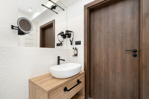 Shower, hair dryer, towels, soap - Bluewave - Wave Resort & Spa (Międzyzdroje)