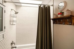 Shower, hair dryer, towels, shampoo - Beautiful Bright Airy Home w/ Hot Tub by Chapel of (Sedona)