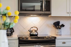 Fridge, microwave, oven, stovetop - Beautiful Bright Airy Home w/ Hot Tub by Chapel of (Sedona)