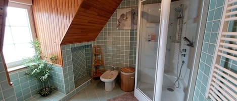 Séchoir à cheveux, bidet, serviettes fournies, papier de toilette