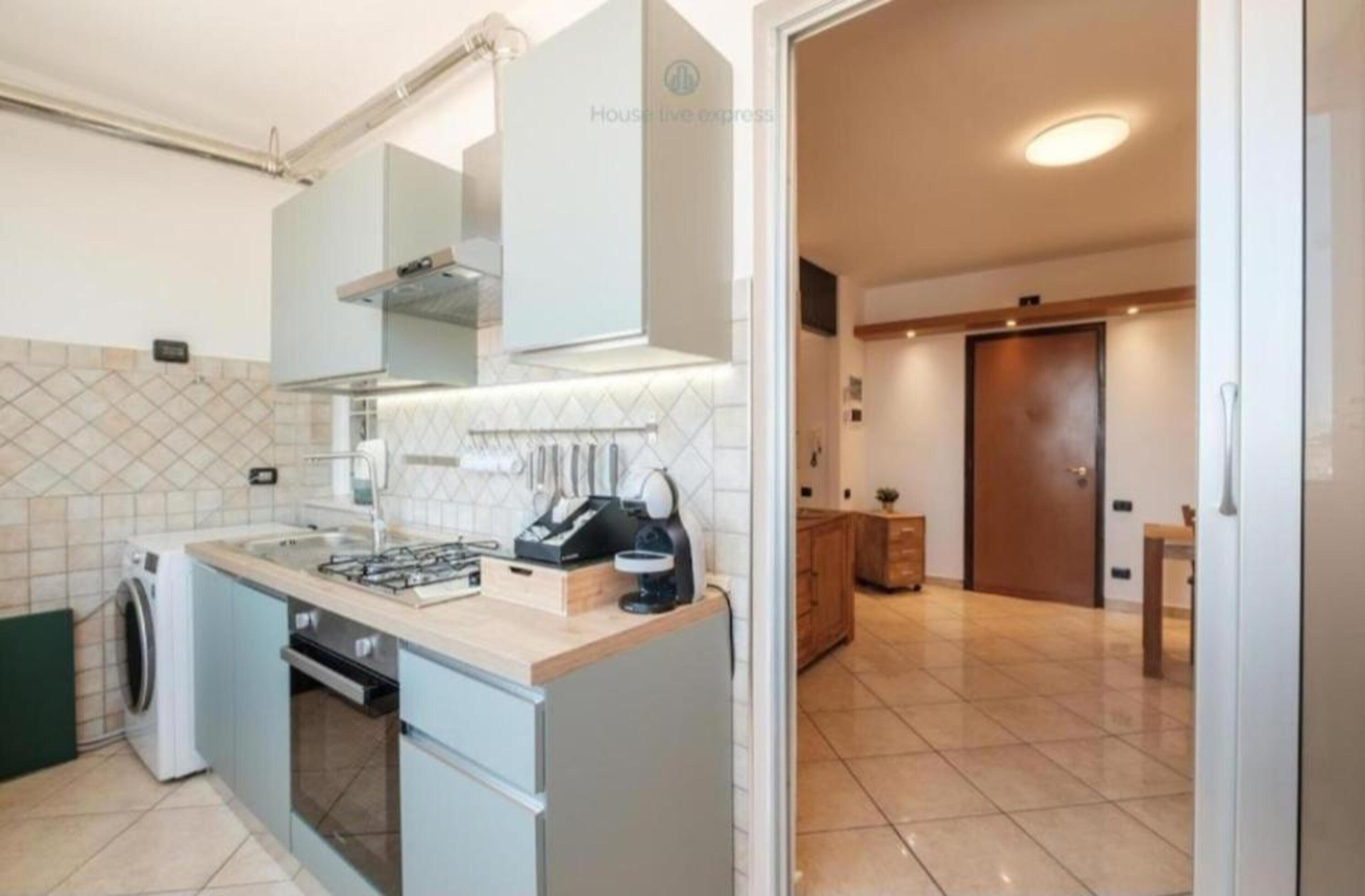 Kühlschrank, Mikrowelle, Herdplatte, Geschirrspüler