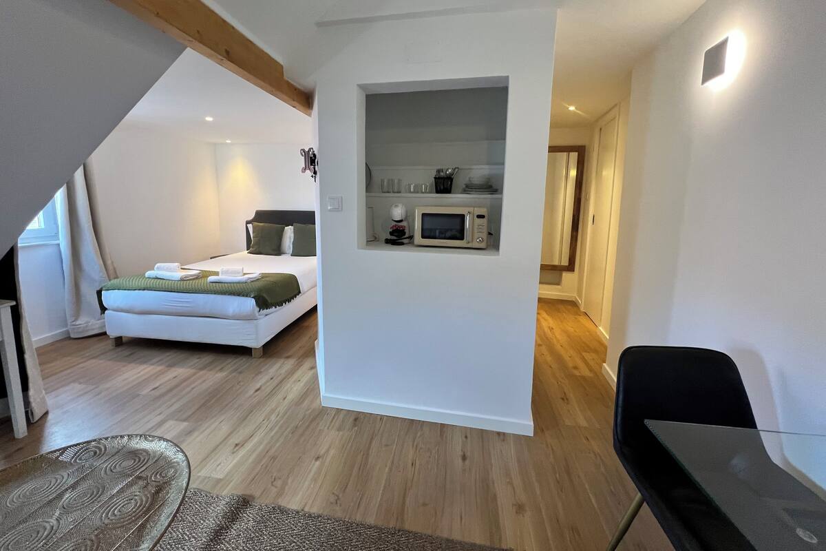Studio – basic, 1 dobbeltseng | Blendingsgardiner, strykejern/-brett, wi-fi (inkludert) og sengetøy