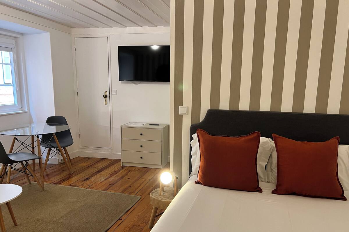 Studio – basic, 1 dobbeltseng | Blendingsgardiner, strykejern/-brett, wi-fi (inkludert) og sengetøy