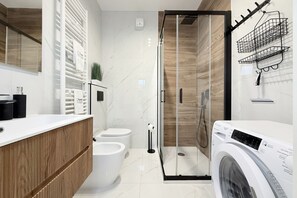 Shower, bidet, towels - PSE03 - Porto Sant'Elpidio, sea front charming two-room apartment (San Tommaso Tre Archi, Fermo)
