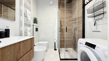 Dusche, Bidet, Handtücher