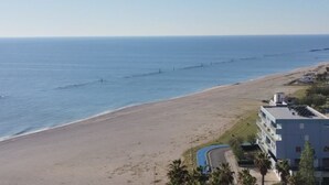 A coastal view with a beach, a road, and a building with multiple floors. - PSE03 - Porto Sant'Elpidio, sea front charming two-room apartment (San Tommaso Tre Archi, Fermo)