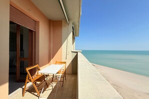 Outdoor dining - PSE03 - Porto Sant'Elpidio, sea front charming two-room apartment (San Tommaso Tre Archi, Fermo)