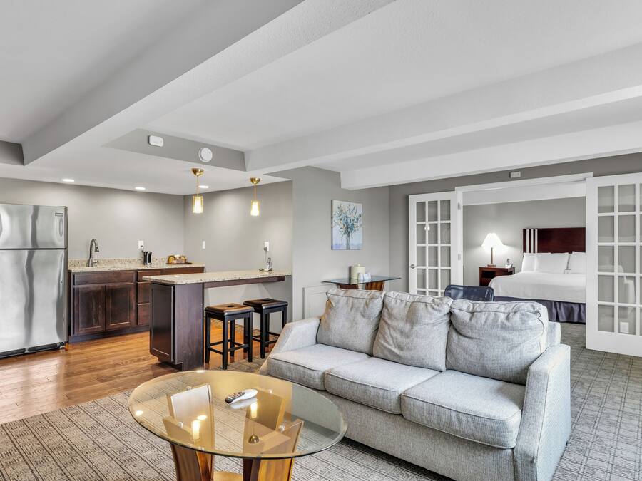 Suite (Jetted Tub)