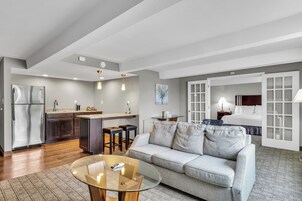 Suite (Jetted Tub) | Caja fuerte, escritorio, espacio para trabajar con un portátil