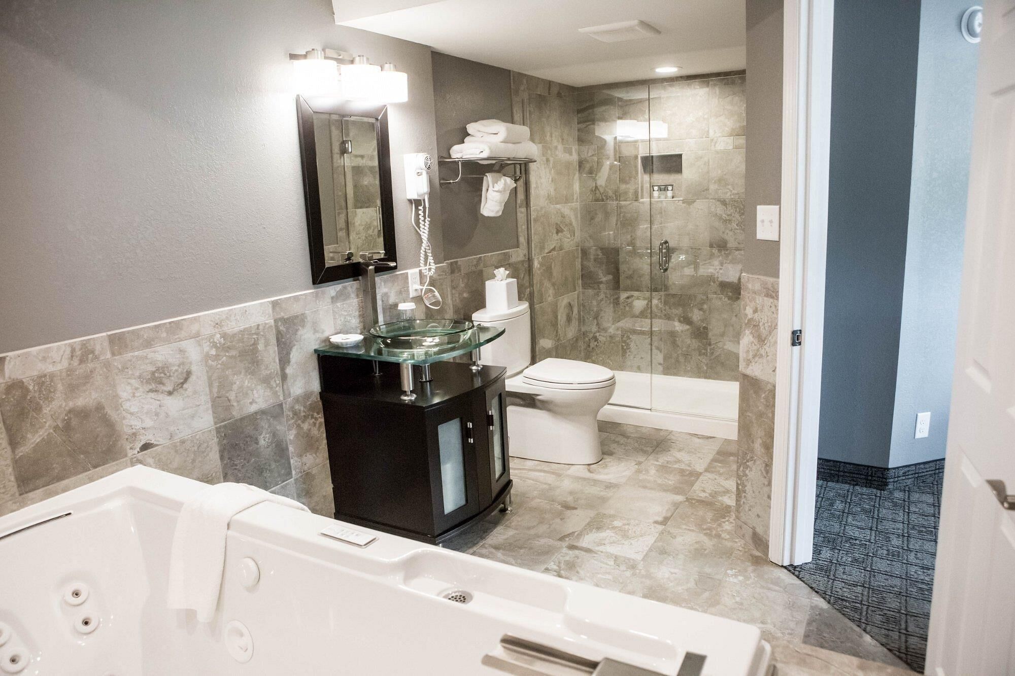 Suite (Jetted Tub) | Baño | Amenidades de baño gratuitas, secadora de cabello, toallas, jabón 