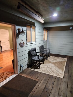 Interior - Country Living. Charming Guest House in Cinebar near Mayfield Lake (Cinebar)
