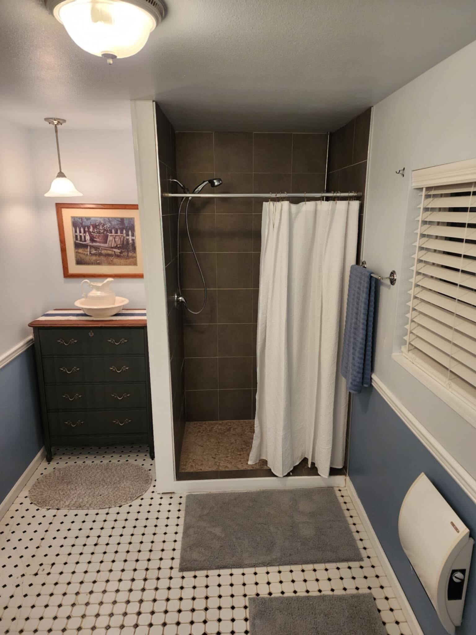 Douche, sèche-cheveux, serviettes fournies, savon