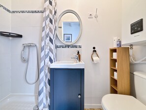 Shower, hair dryer, towels, soap - Le Nautilus - Marine cocoon near Bordeaux (Pessac)