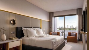 Een moderne hotelkamer met een groot bed, een nachtkastje, een stoel, een tafeltje met een lamp en een groot raam met uitzicht op de stad.