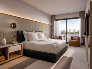 Ein modernes Hotelzimmer mit einem großen Bett, einem Nachttisch, einem Sessel, einem kleinen Tisch mit Lampe und einem großen Fenster mit Blick auf die Stadt.