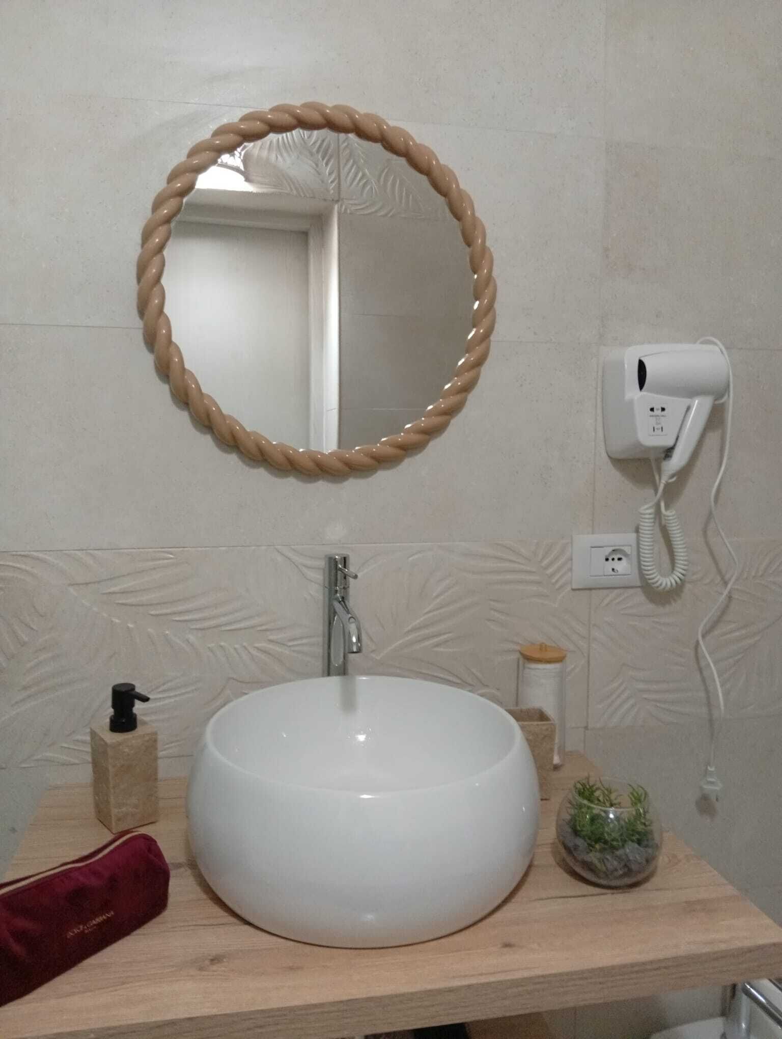 Asciugacapelli, asciugamani, sapone, carta igienica