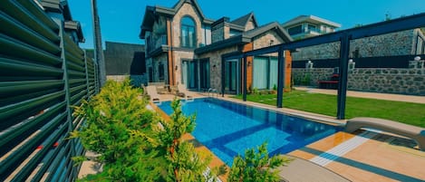 2 outdoor pools