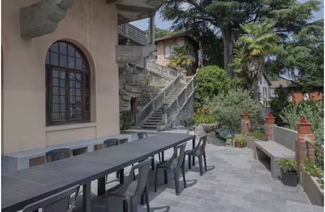 Outdoor dining. Aurora Apartment - Historic Villa, Lake Como
