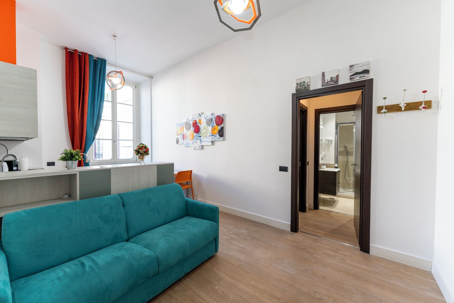 公寓 (1 Bedroom) | 起居区 | 32-英寸电视（配备有线频道）