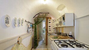 Apartment (1 Bedroom) | Dapur peribadi | Dapur, alat memasak/pinggan mangkuk/perkakas dapur 
