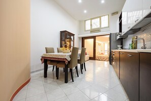 Interior - Via Avvocata 25 (Naples)