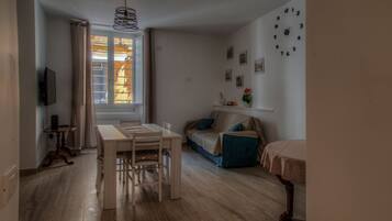 Appartamento (1 Bedroom) | Area soggiorno | TV