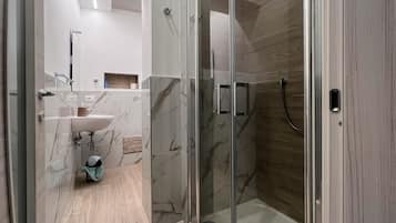 Lejlighed (1 Bedroom) | Badeværelse | Bruser, bidet