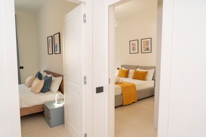 A bedroom with a bed, bedside tables, and a wardrobe. - Via Niccolò Tommaseo 4 - Appartamento 1 (Naples)