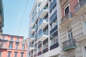A multi-story building with balconies, large windows, and a clear sky. - Via Niccolò Tommaseo 4 - Appartamento 3 (Naples)