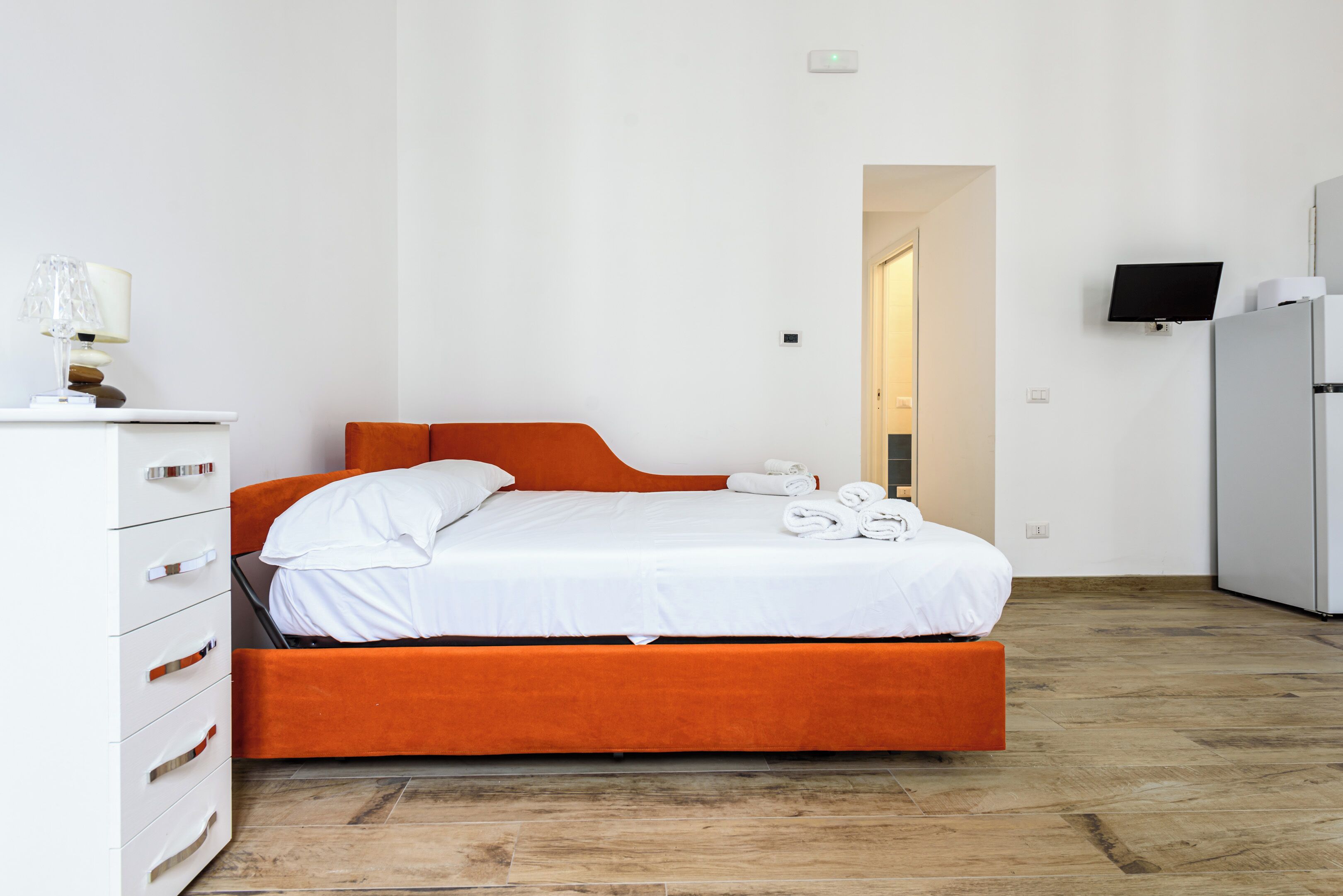 Departamento (0 Bedroom) | Espacio para trabajar con laptop y ropa de cama 