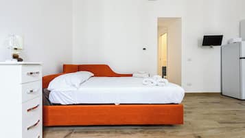 Departamento (0 Bedroom) | Espacio para trabajar con laptop y ropa de cama