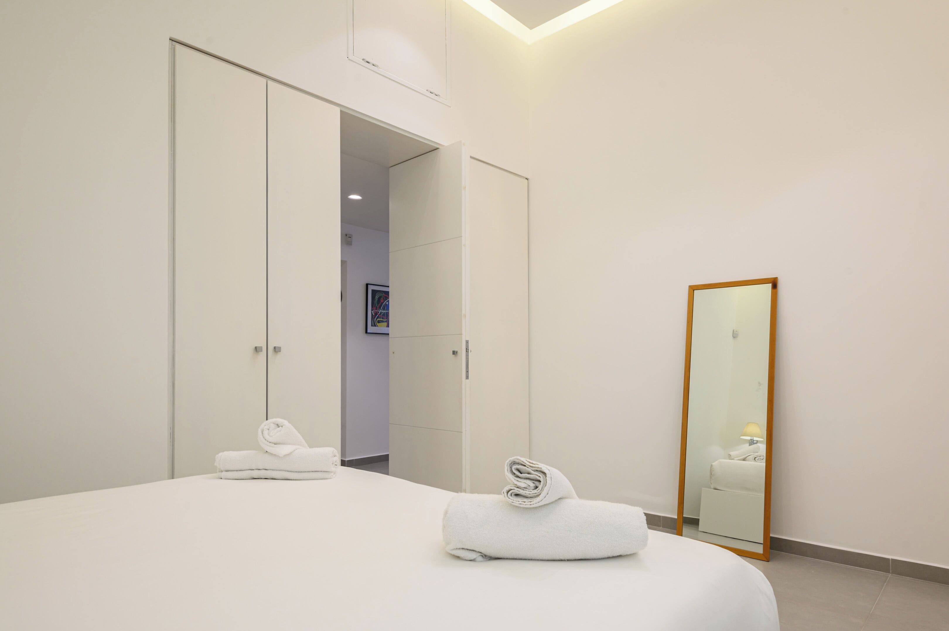 1 chambre, espace de travail pour ordinateur portable, draps fournis