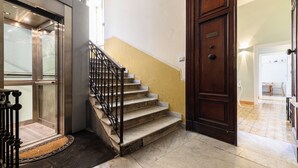 Eine Treppe mit einer Holztür und einem Metallgeländer.