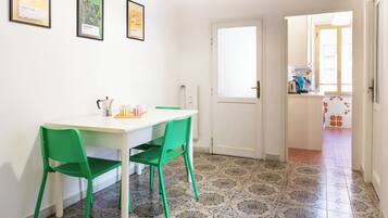 Apartment (3 Bedrooms) | Living area | TV