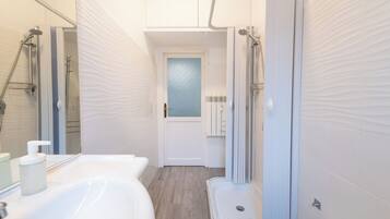 Apartment (3 Bedrooms) | Bathroom | Shower, bidet