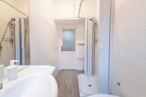 Appartamento (3 Bedrooms) | Bagno | Doccia, bidet