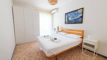 2 bedrooms, laptop workspace, iron/ironing board, bed sheets