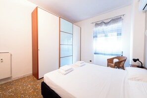 Căn hộ (2 Bedrooms) | 2 phòng ngủ, khu vực làm việc phù hợp cho laptop 