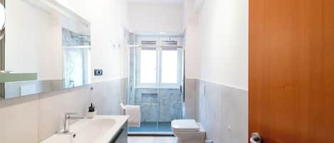 Apartment (2 Bedrooms) | Bathroom | Shower, bidet