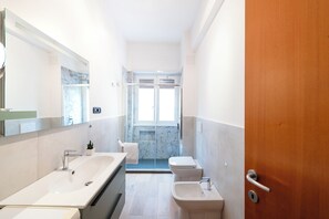 Căn hộ (2 Bedrooms) | Phòng tắm | Buồng tắm vòi sen, chậu vệ sinh/vòi rửa 
