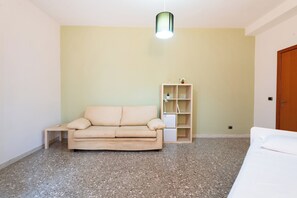 Căn hộ (2 Bedrooms) | Khu phòng khách | TV 