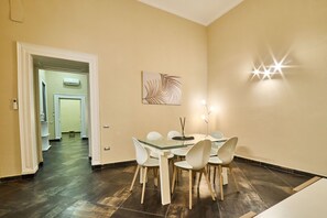 Interior - Via Niccolò Tommaseo 14 (Naples)