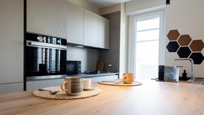 Una cocina moderna con encimera de madera, microondas y estufa.