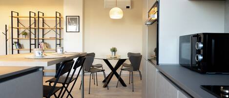 Huoneisto (1 Bedroom) | Yksityinen keittiö | Mikroaaltouuni, uuni, liesi, astianpesukone