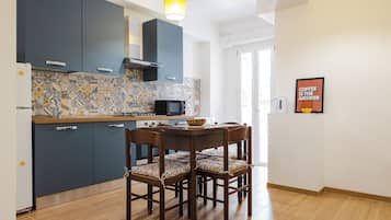 Apartment (2 Bedrooms) | Private kitchen | Espresso maker, microwave, oven, stovetop